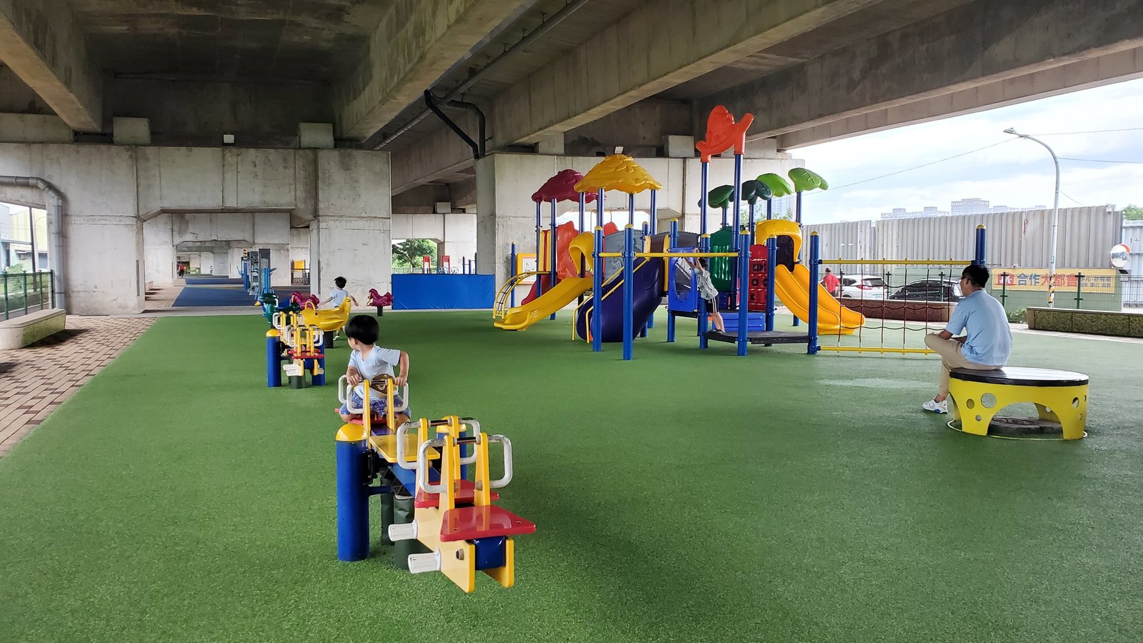 桃園 國2橋下兒童冒險公園：雨天晴天都能玩/ 瑪利歐水管跑酷