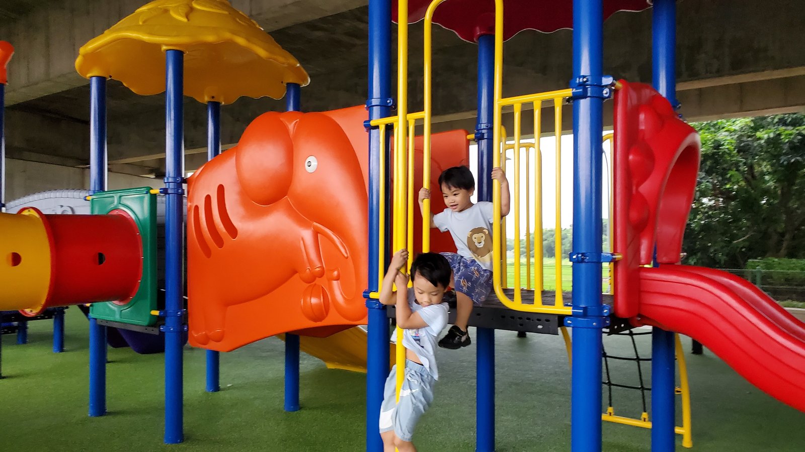 桃園 國2橋下兒童冒險公園：雨天晴天都能玩/ 瑪利歐水管跑酷