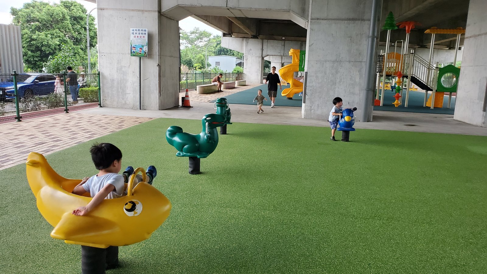 桃園 國2橋下兒童冒險公園：雨天晴天都能玩/ 瑪利歐水管跑酷