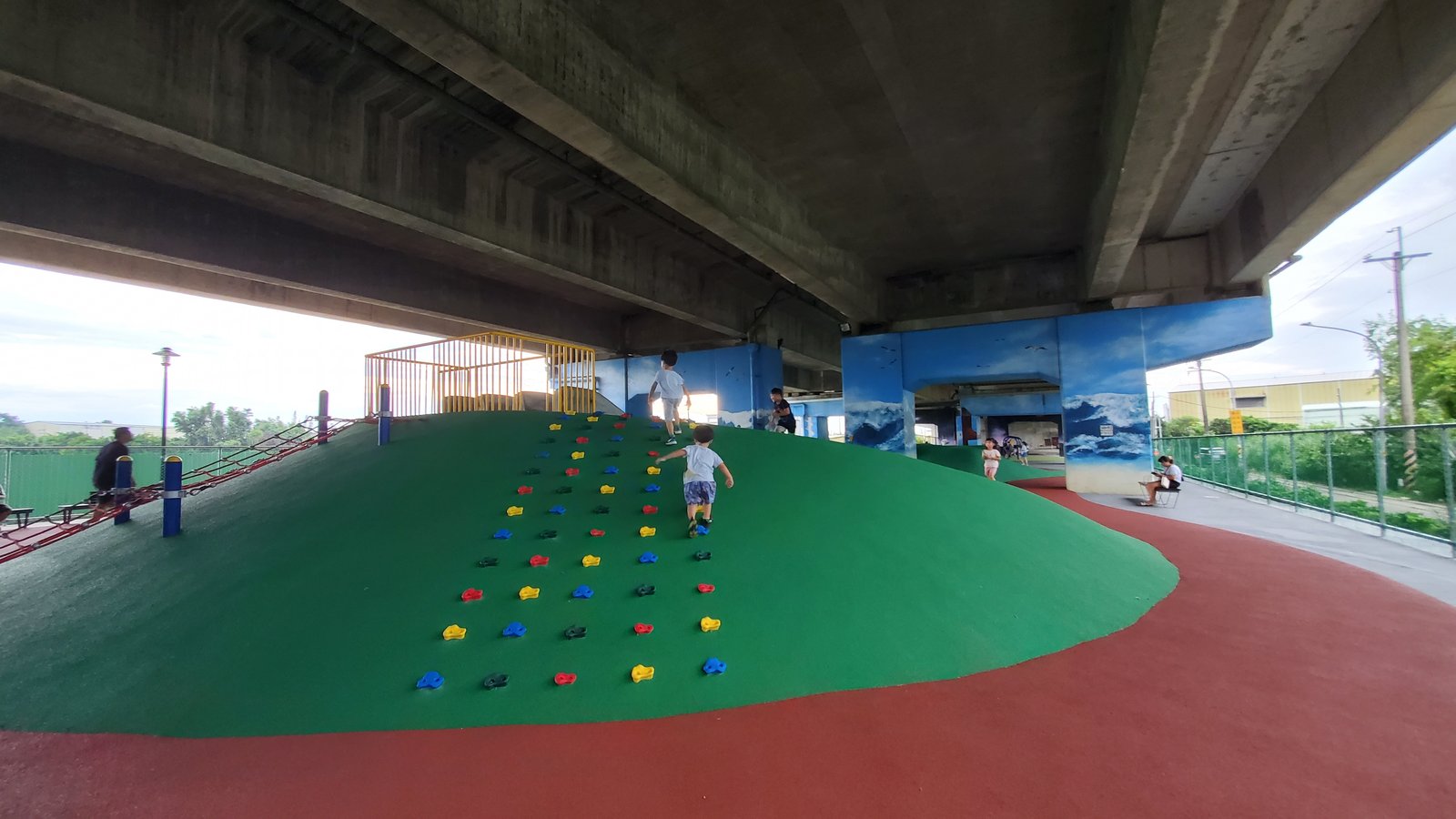 桃園 國2橋下兒童冒險公園：雨天晴天都能玩/ 瑪利歐水管跑酷