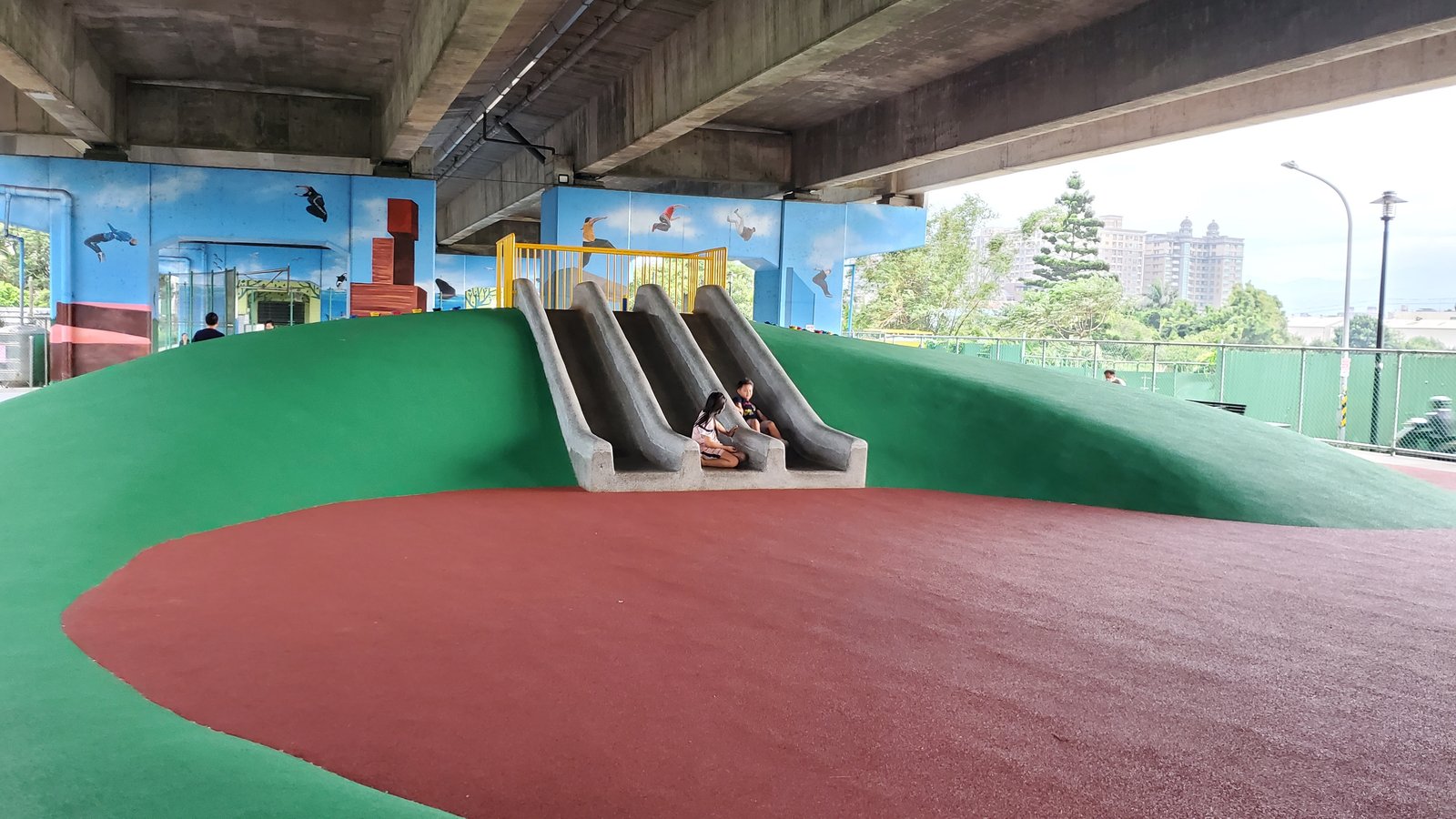 桃園 國2橋下兒童冒險公園：雨天晴天都能玩/ 瑪利歐水管跑酷