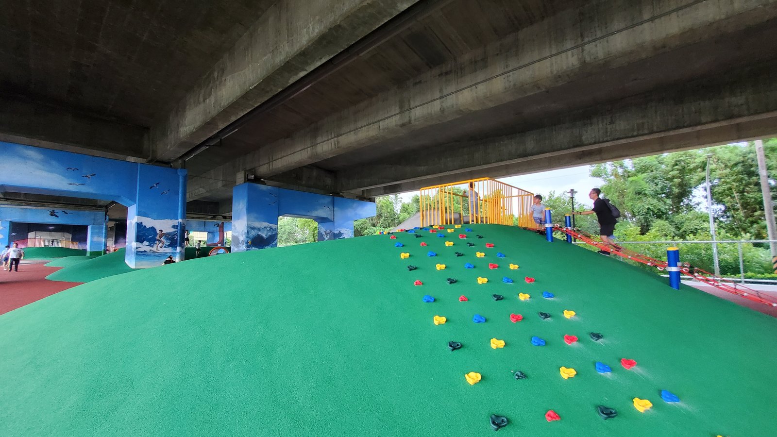 桃園 國2橋下兒童冒險公園：雨天晴天都能玩/ 瑪利歐水管跑酷