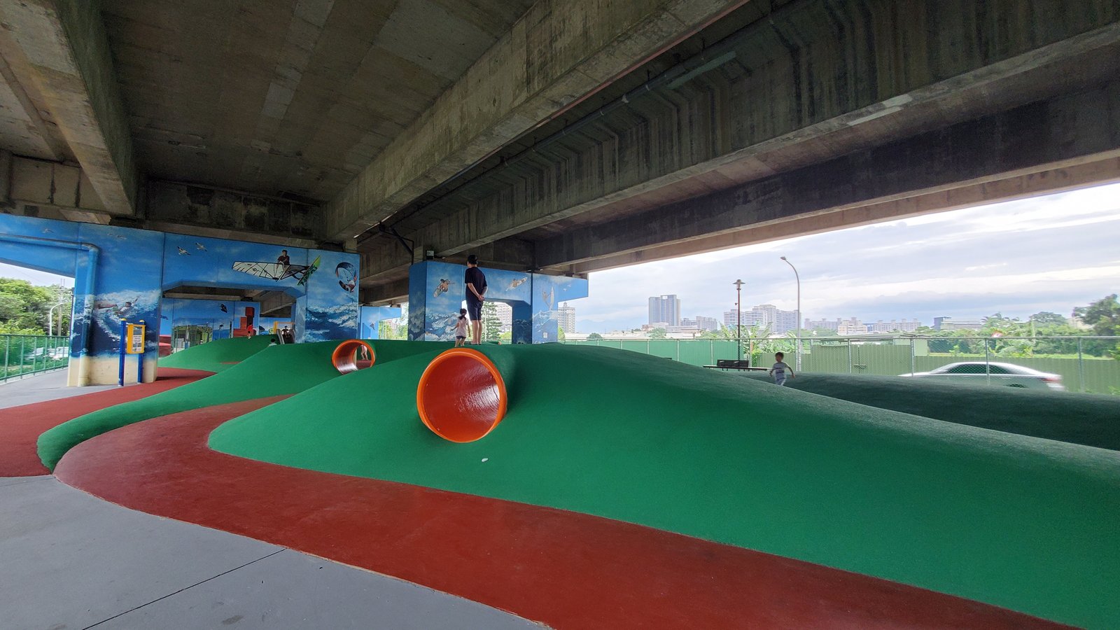 桃園 國2橋下兒童冒險公園：雨天晴天都能玩/ 瑪利歐水管跑酷