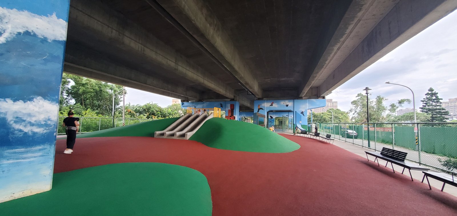 桃園 國2橋下兒童冒險公園：雨天晴天都能玩/ 瑪利歐水管跑酷