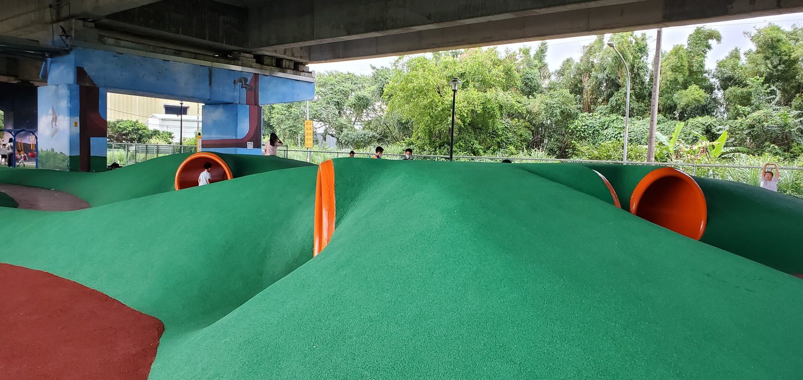 桃園 國2橋下兒童冒險公園：雨天晴天都能玩/ 瑪利歐水管跑酷