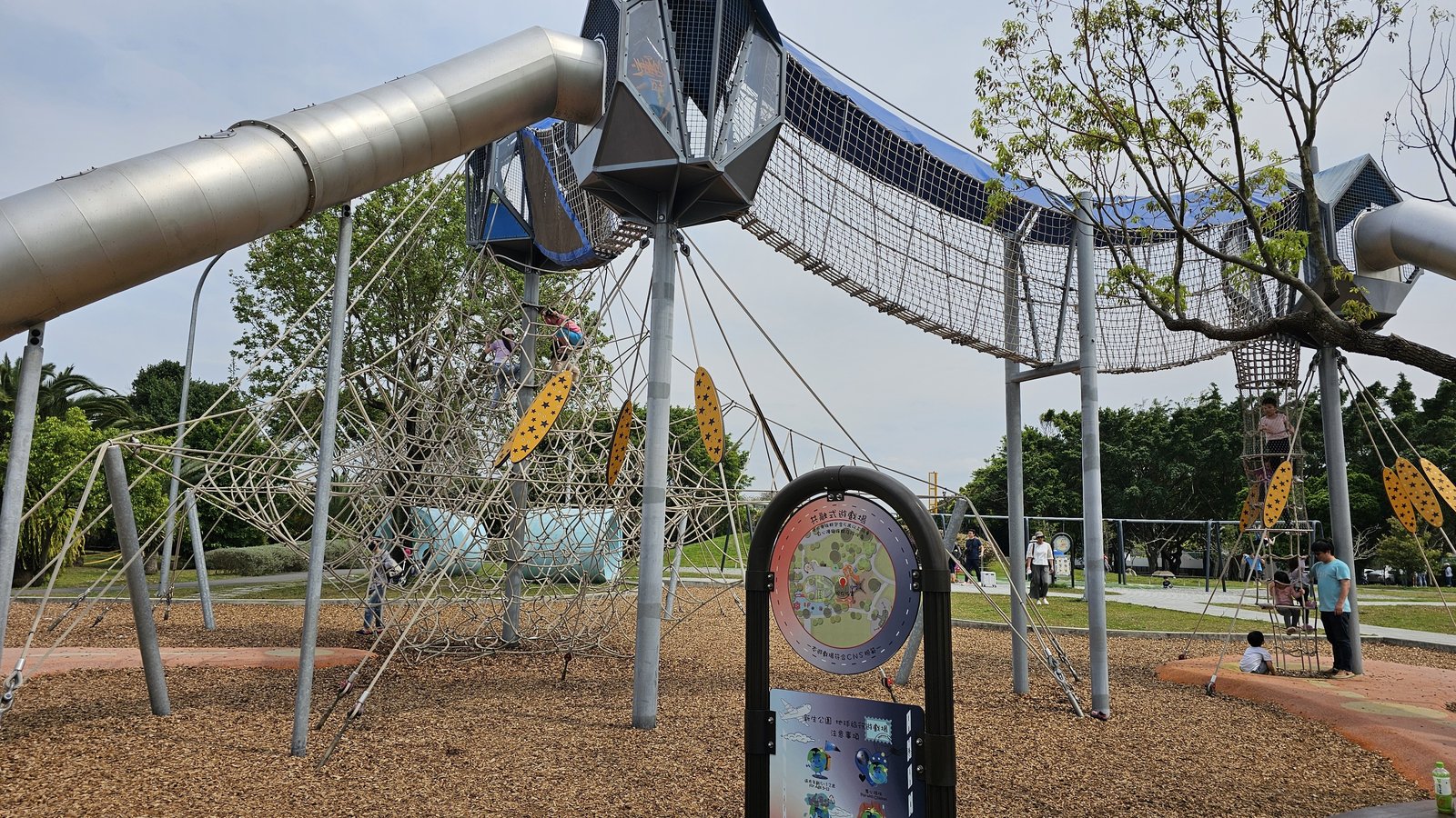 台北花博公園 新生園區：地球旅行場 特色公園/ 頭頂看飛機/