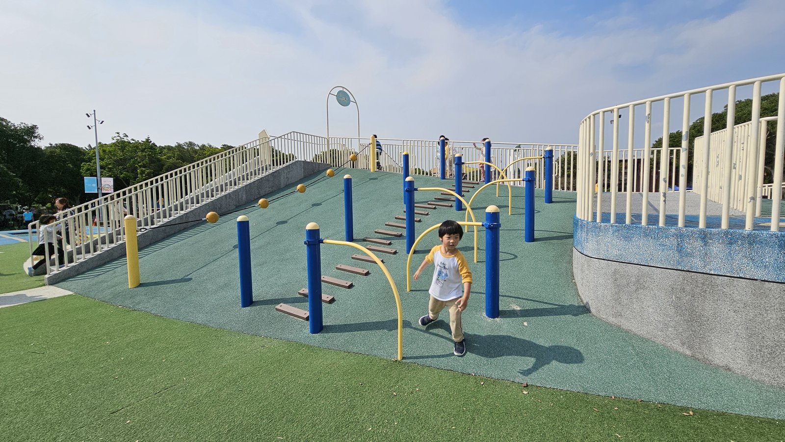 台北花博公園 新生園區：地球旅行場 特色公園/ 頭頂看飛機/