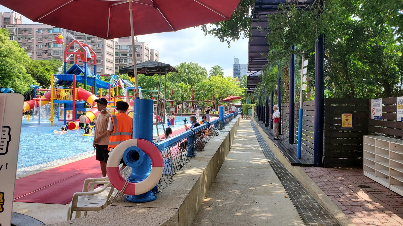 台北 自來水園區 水鄉庭園：歡樂的戶外戲水池/ 和小寶寶（1
