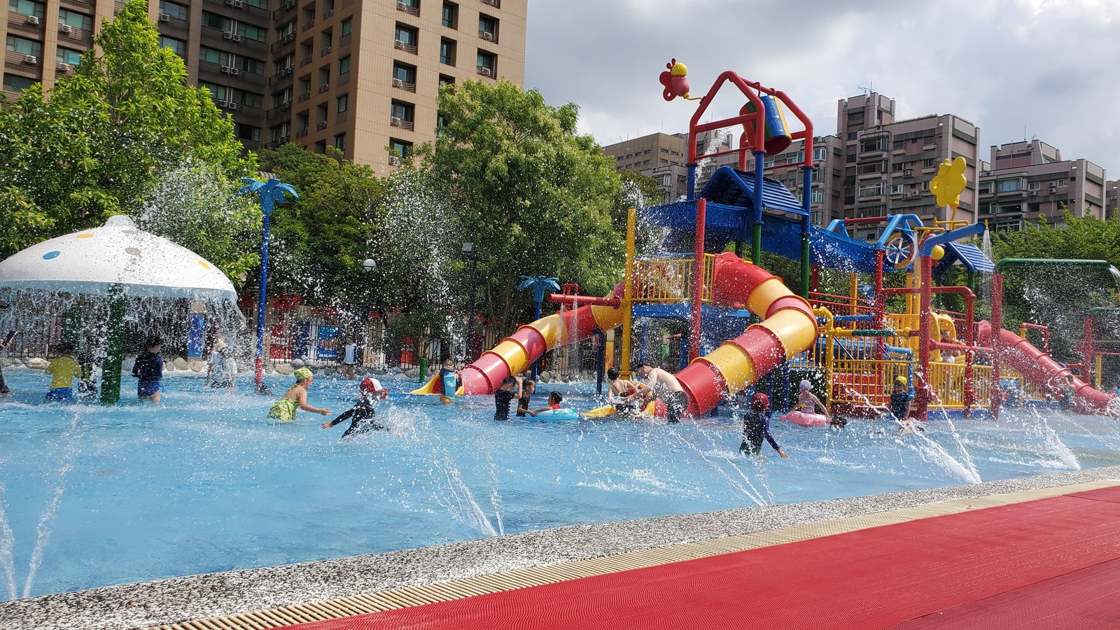台北 自來水園區 水鄉庭園：歡樂的戶外戲水池/ 和小寶寶（1