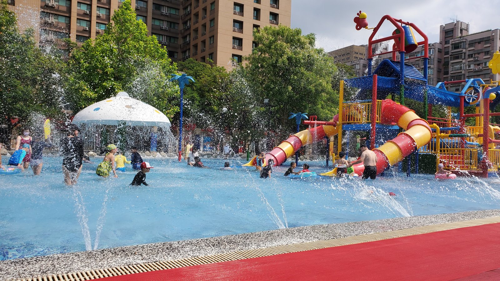 台北 自來水園區 水鄉庭園：歡樂的戶外戲水池/ 和小寶寶（1
