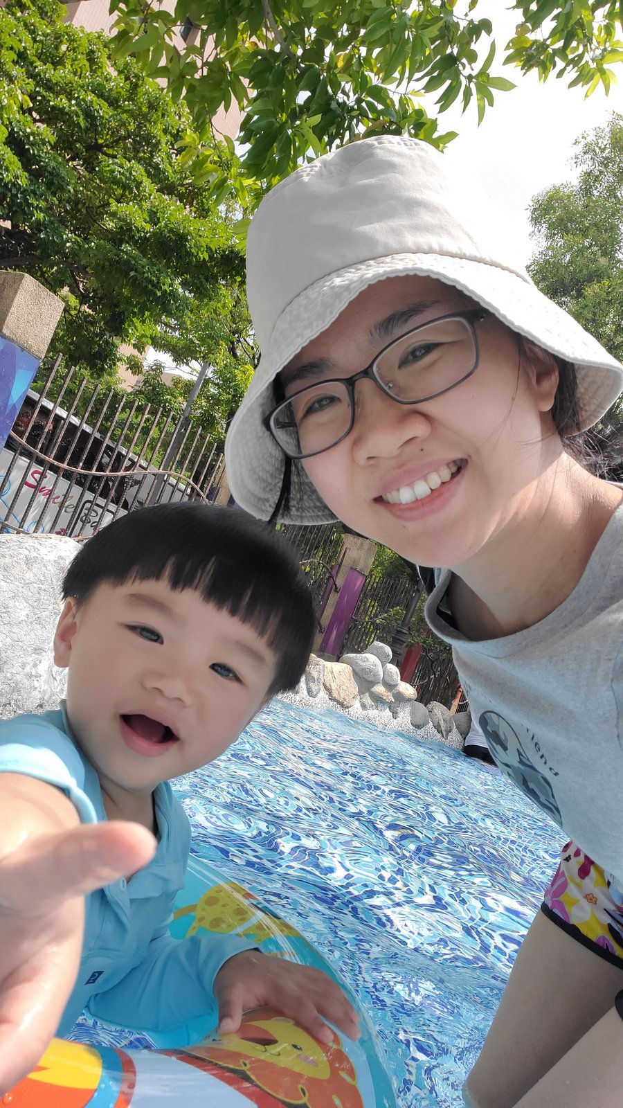 台北 自來水園區 水鄉庭園：歡樂的戶外戲水池/ 和小寶寶（1