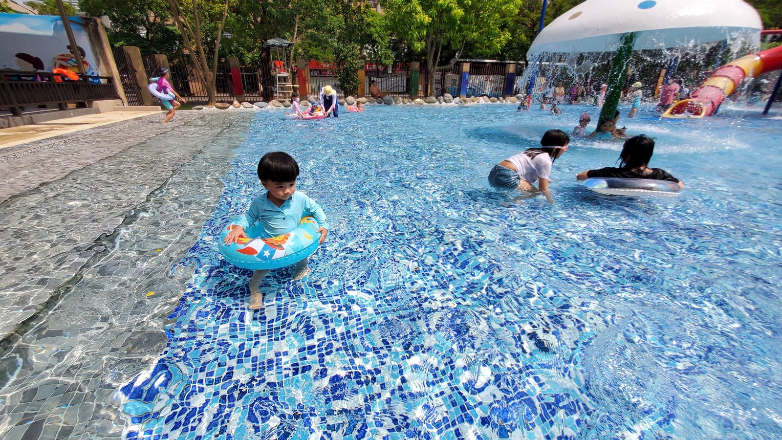 台北 自來水園區 水鄉庭園：歡樂的戶外戲水池/ 和小寶寶（1