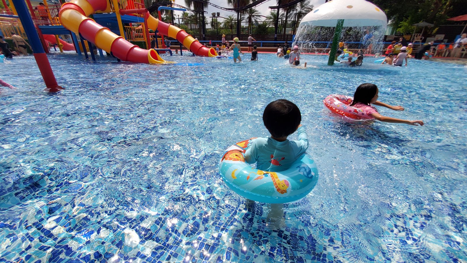 台北 自來水園區 水鄉庭園：歡樂的戶外戲水池/ 和小寶寶（1
