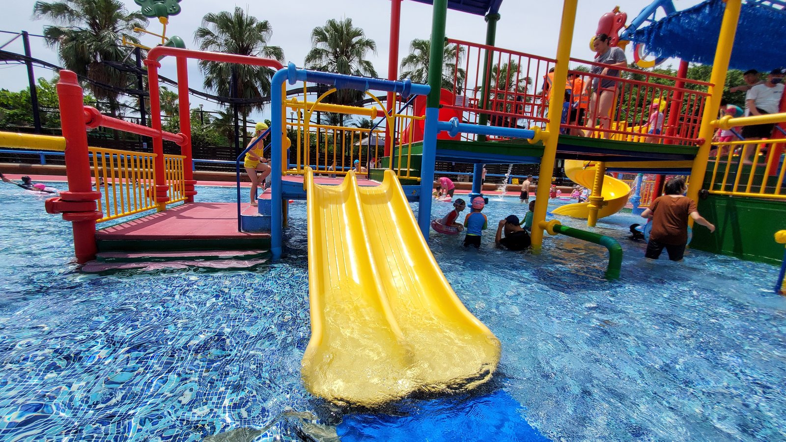 台北 自來水園區 水鄉庭園：歡樂的戶外戲水池/ 和小寶寶（1