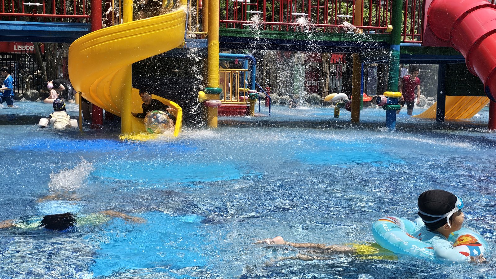 台北 自來水園區 水鄉庭園：歡樂的戶外戲水池/ 和小寶寶（1