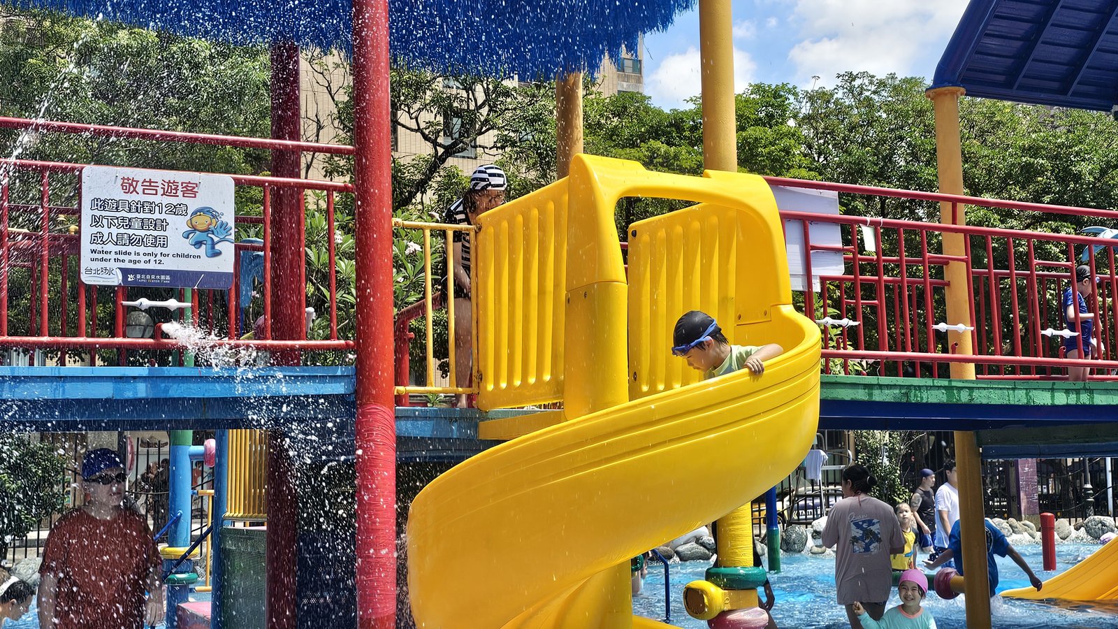 台北 自來水園區 水鄉庭園：歡樂的戶外戲水池/ 和小寶寶（1