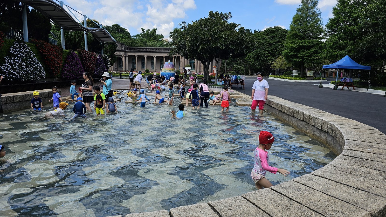 台北 自來水園區 水鄉庭園：歡樂的戶外戲水池/ 和小寶寶（1