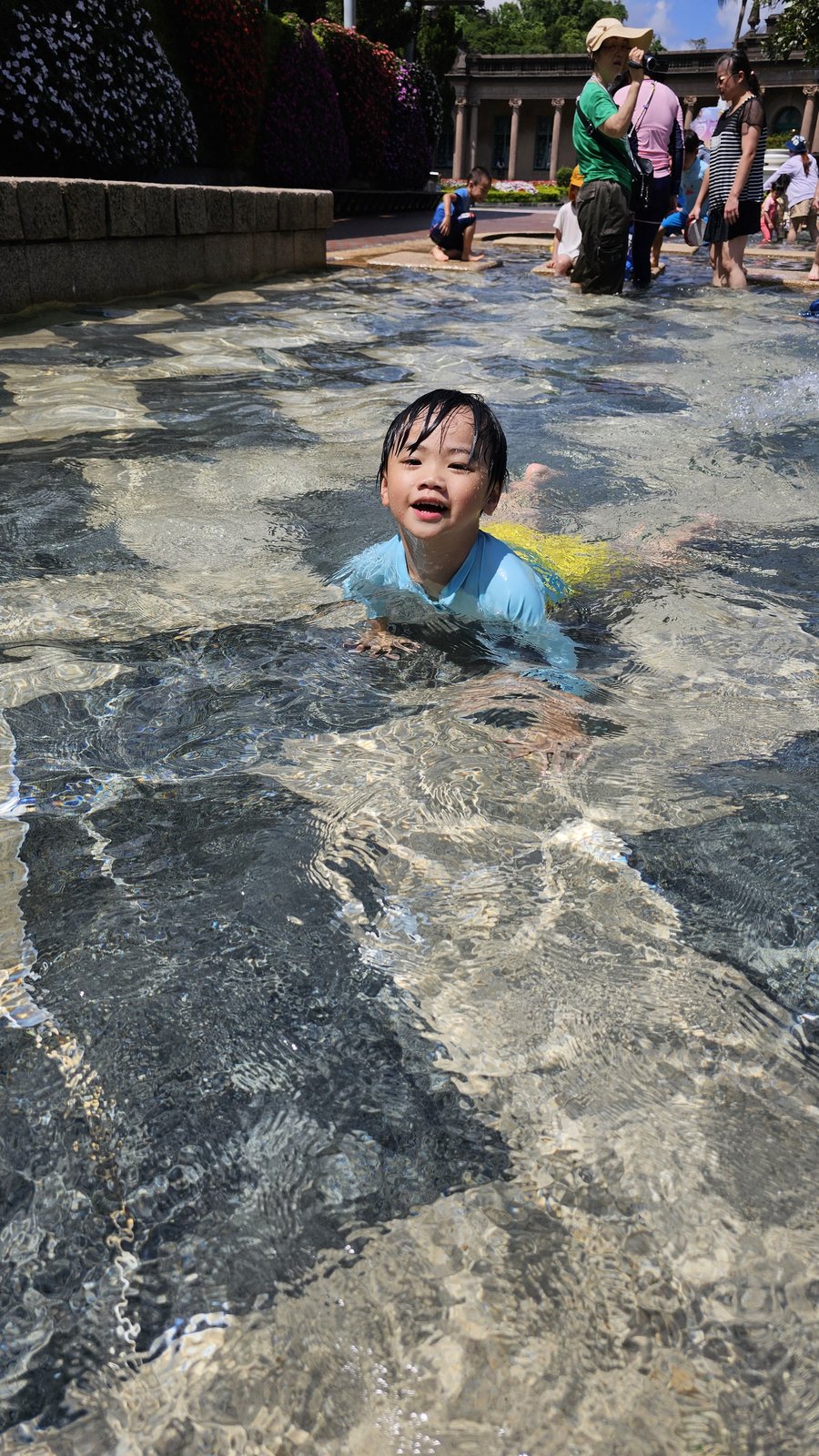 台北 自來水園區 水鄉庭園：歡樂的戶外戲水池/ 和小寶寶（1
