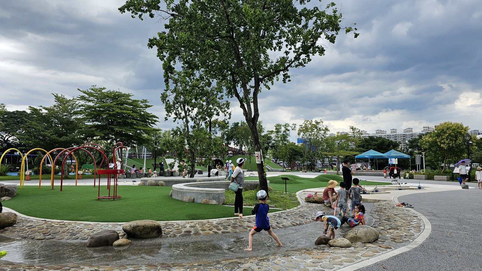 新北新店 陽光運動公園兒童遊戲區：夏日親子戲水好去處/ 環境