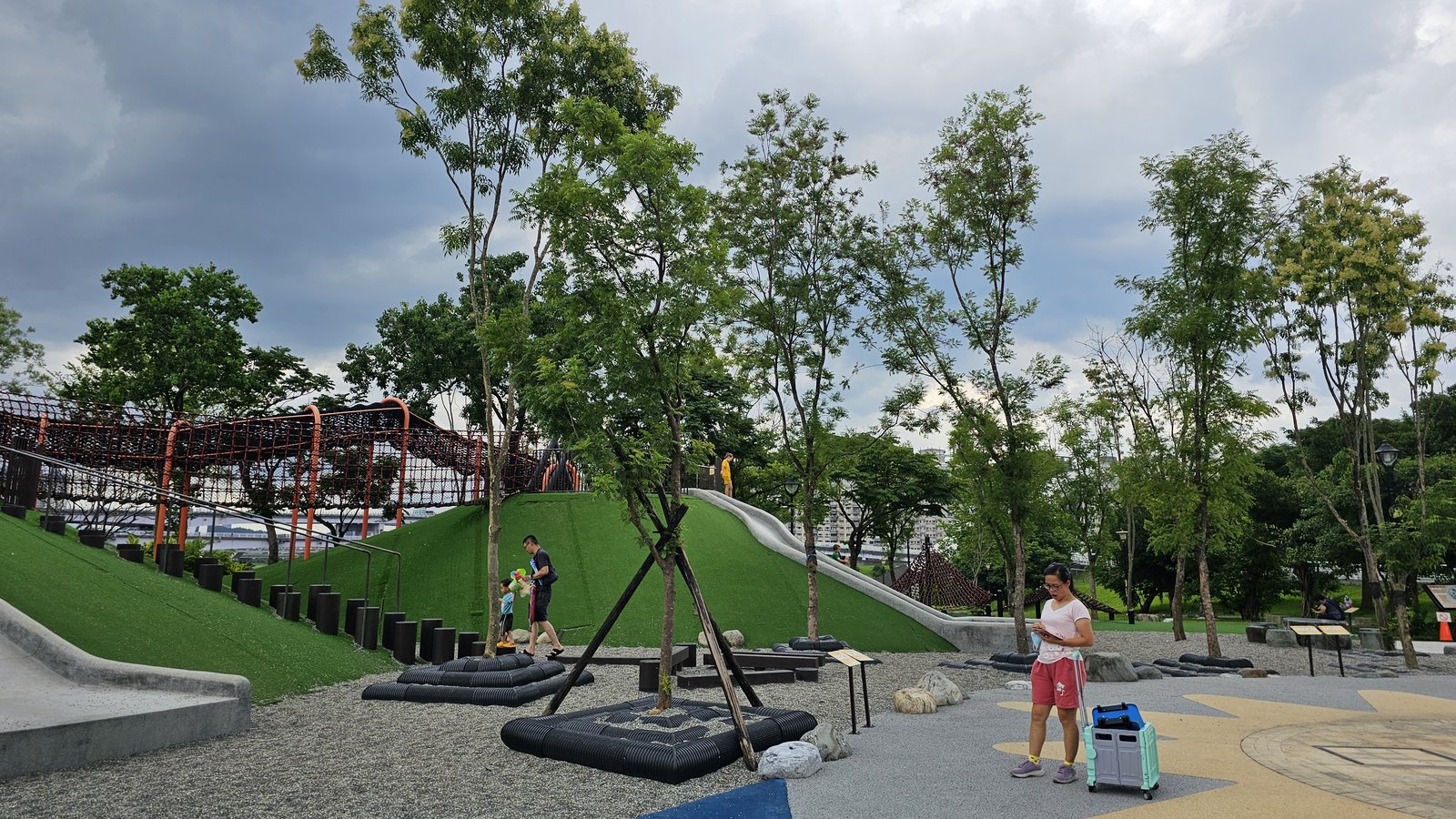 新北新店 陽光運動公園兒童遊戲區：夏日親子戲水好去處/ 環境