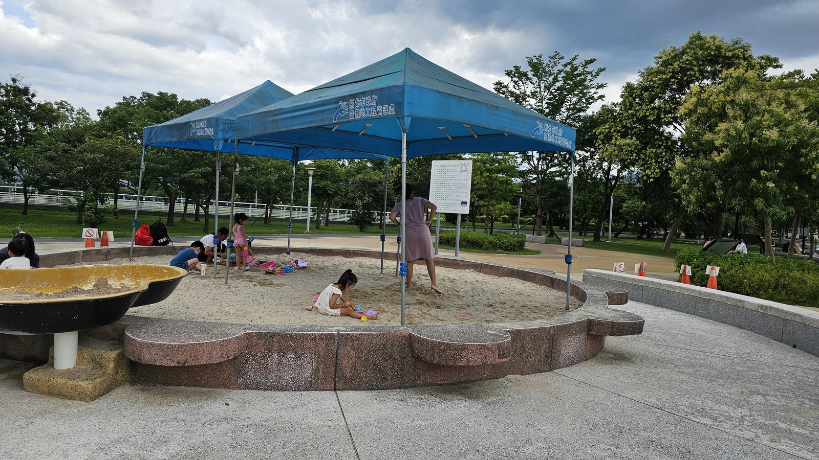 新北新店 陽光運動公園兒童遊戲區：夏日親子戲水好去處/ 環境