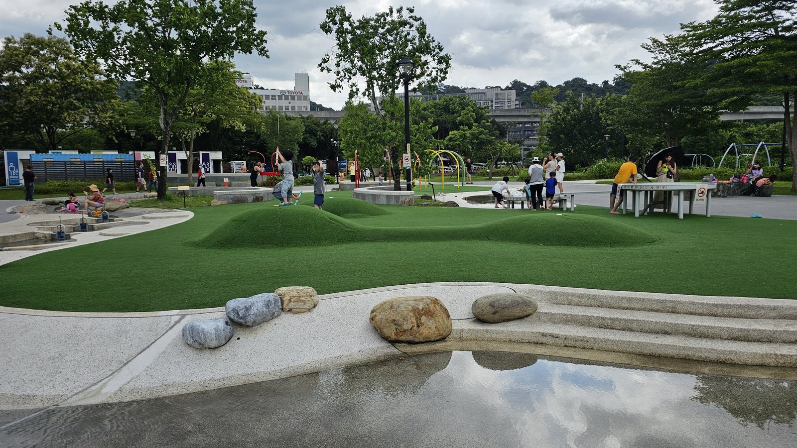 新北新店 陽光運動公園兒童遊戲區：夏日親子戲水好去處/ 環境