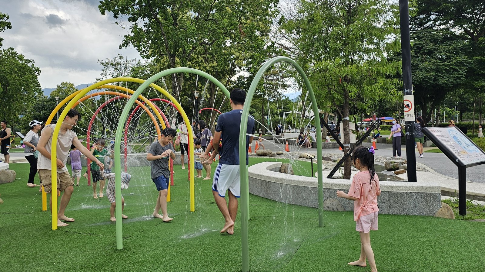 新北新店 陽光運動公園兒童遊戲區：夏日親子戲水好去處/ 環境