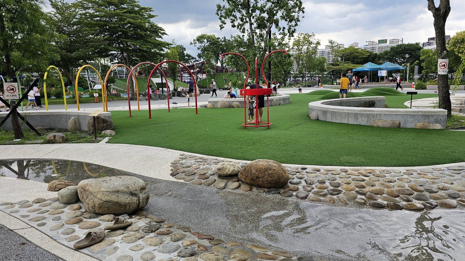 新北新店 陽光運動公園兒童遊戲區：夏日親子戲水好去處/ 環境