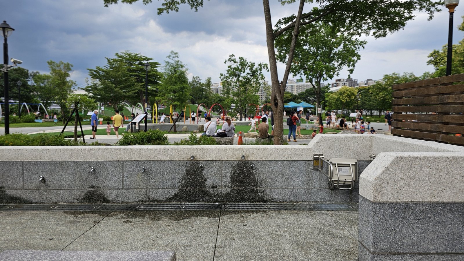 新北新店 陽光運動公園兒童遊戲區：夏日親子戲水好去處/ 環境