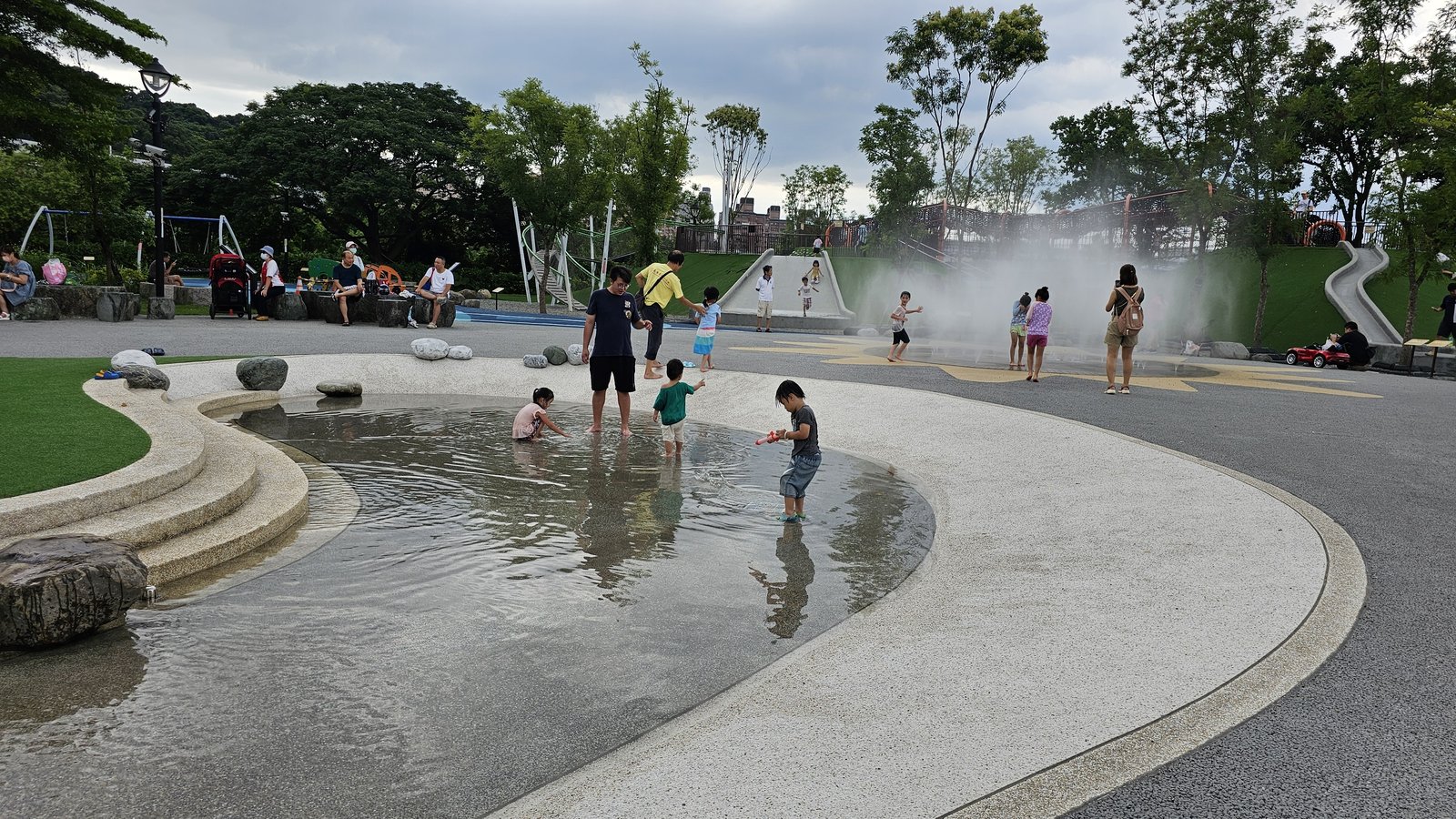 新北新店 陽光運動公園兒童遊戲區：夏日親子戲水好去處/ 環境