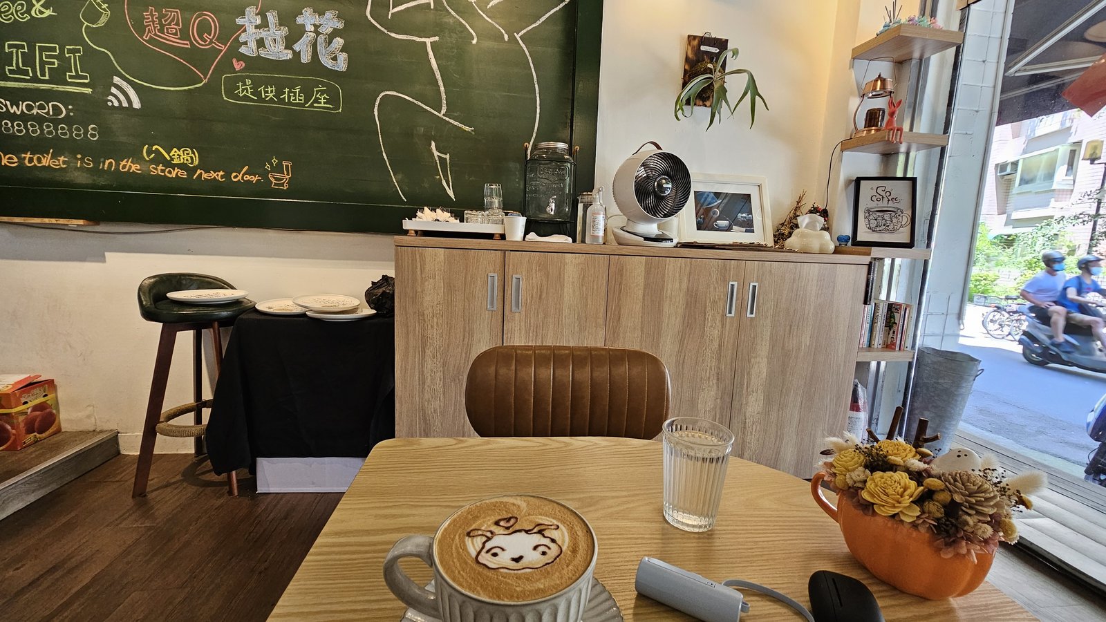 台北吳興街 嗯哼咖啡食堂：特色小店/ 咖啡餐飲佳/ 適合用電