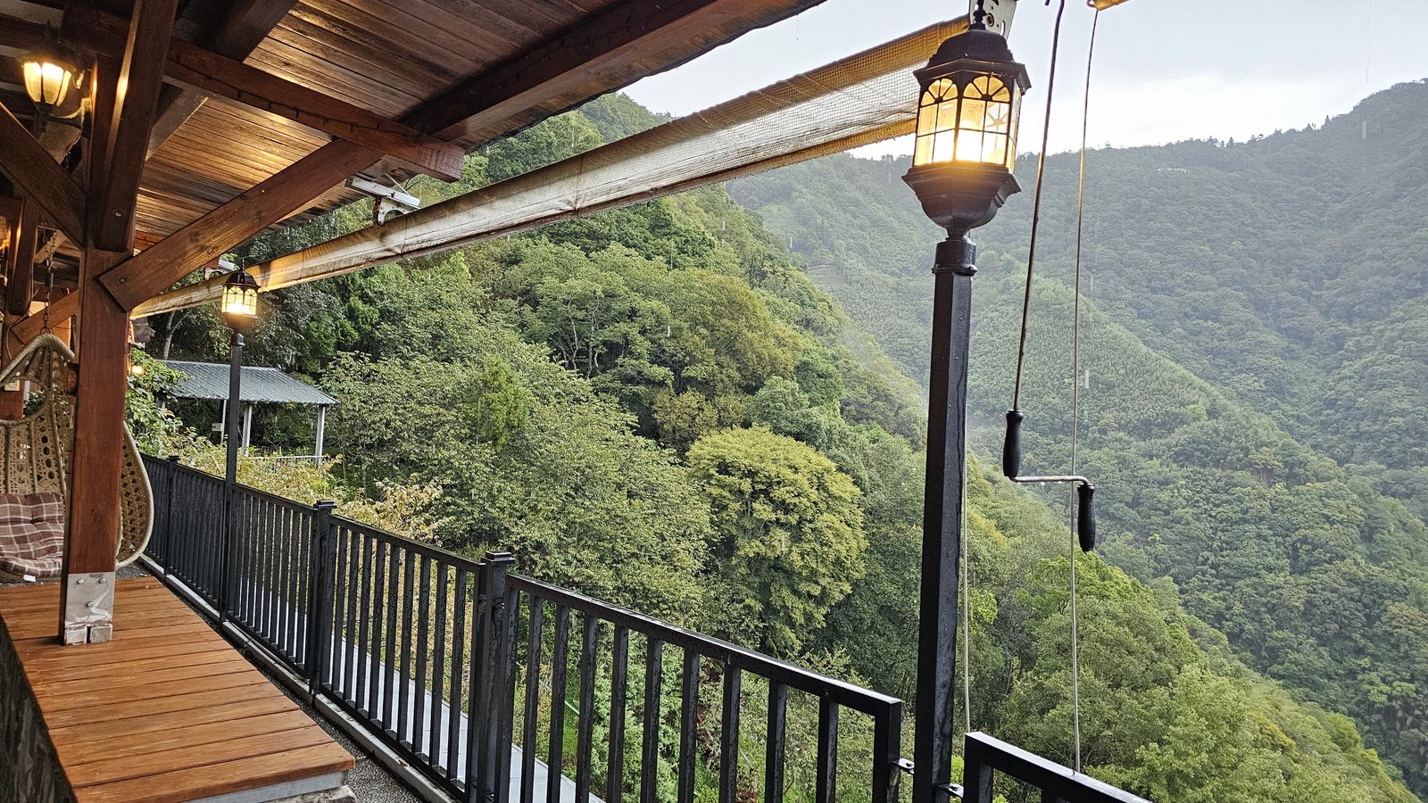 拉拉山 谷典咖啡民宿：神木與水蜜桃的故鄉／欣賞山嵐美景