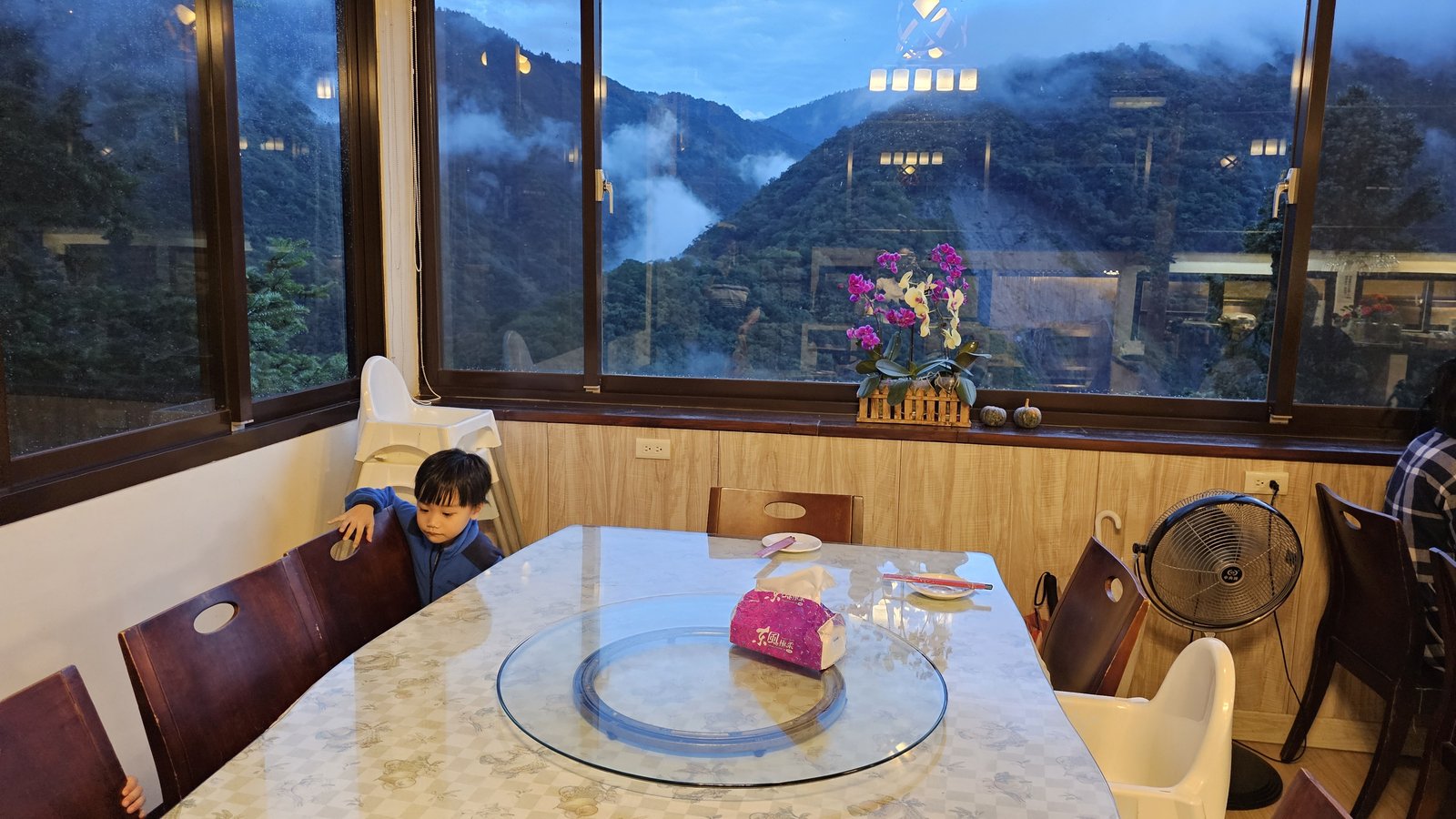 拉拉山 谷典咖啡民宿：神木與水蜜桃的故鄉／欣賞山嵐美景