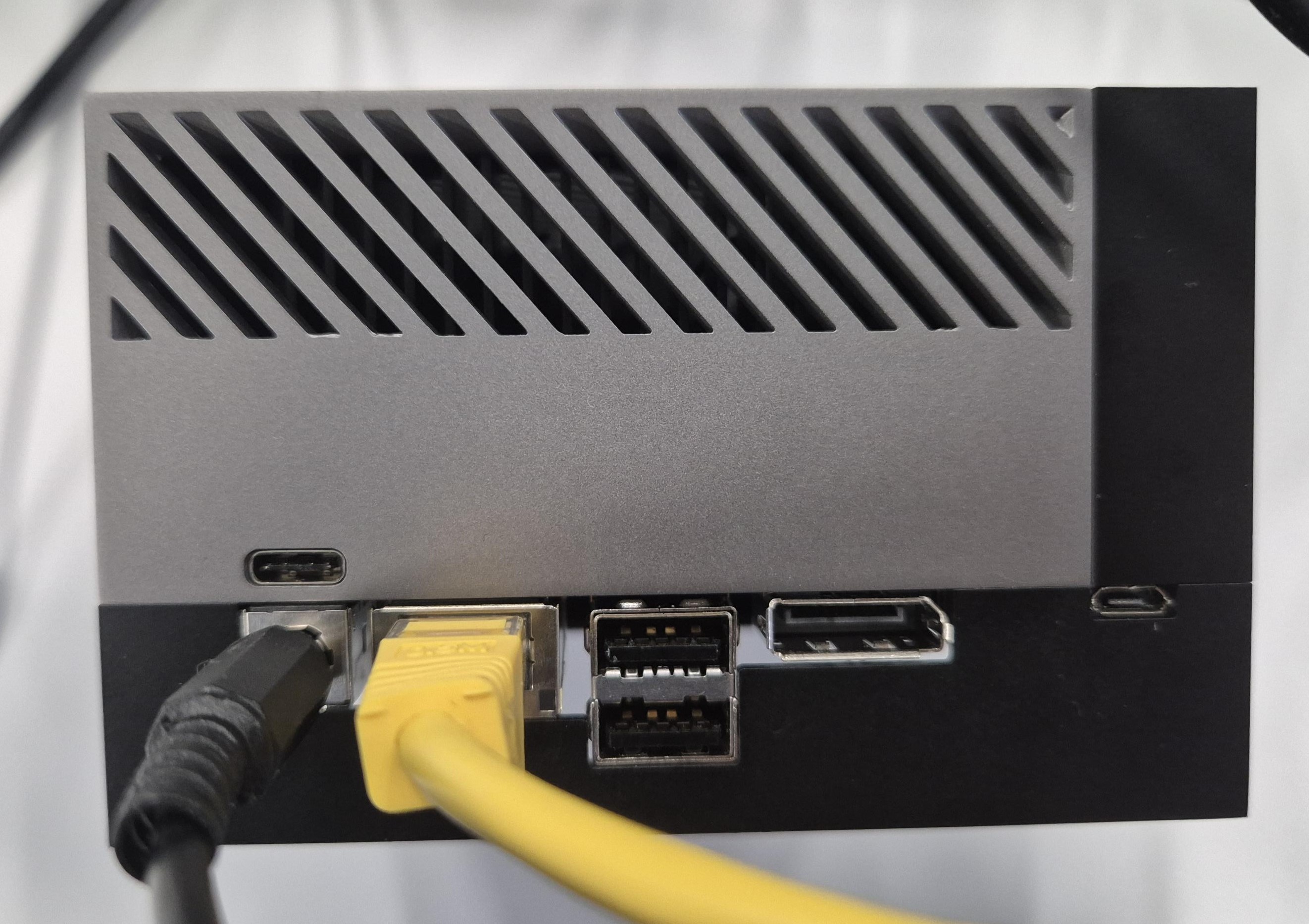 https://media.githubusercontent.com/media/trupples/adi-documentation/land_page/docs/solutions/reference-designs/ad-r1m/res/orin_ethernet_and_power.jpg