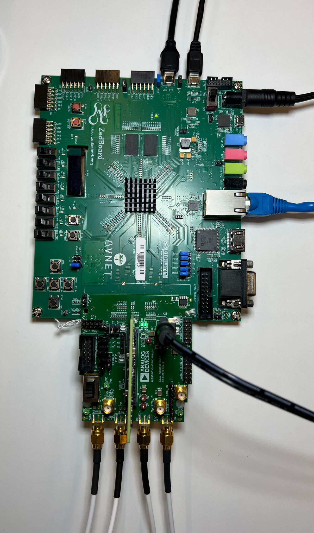 https://media.githubusercontent.com/media/trupples/adi-documentation/land_page/docs/solutions/reference-designs/admx100x_evb/images/admx1001_eval-admx1001fmcz_zed_setup.jpg