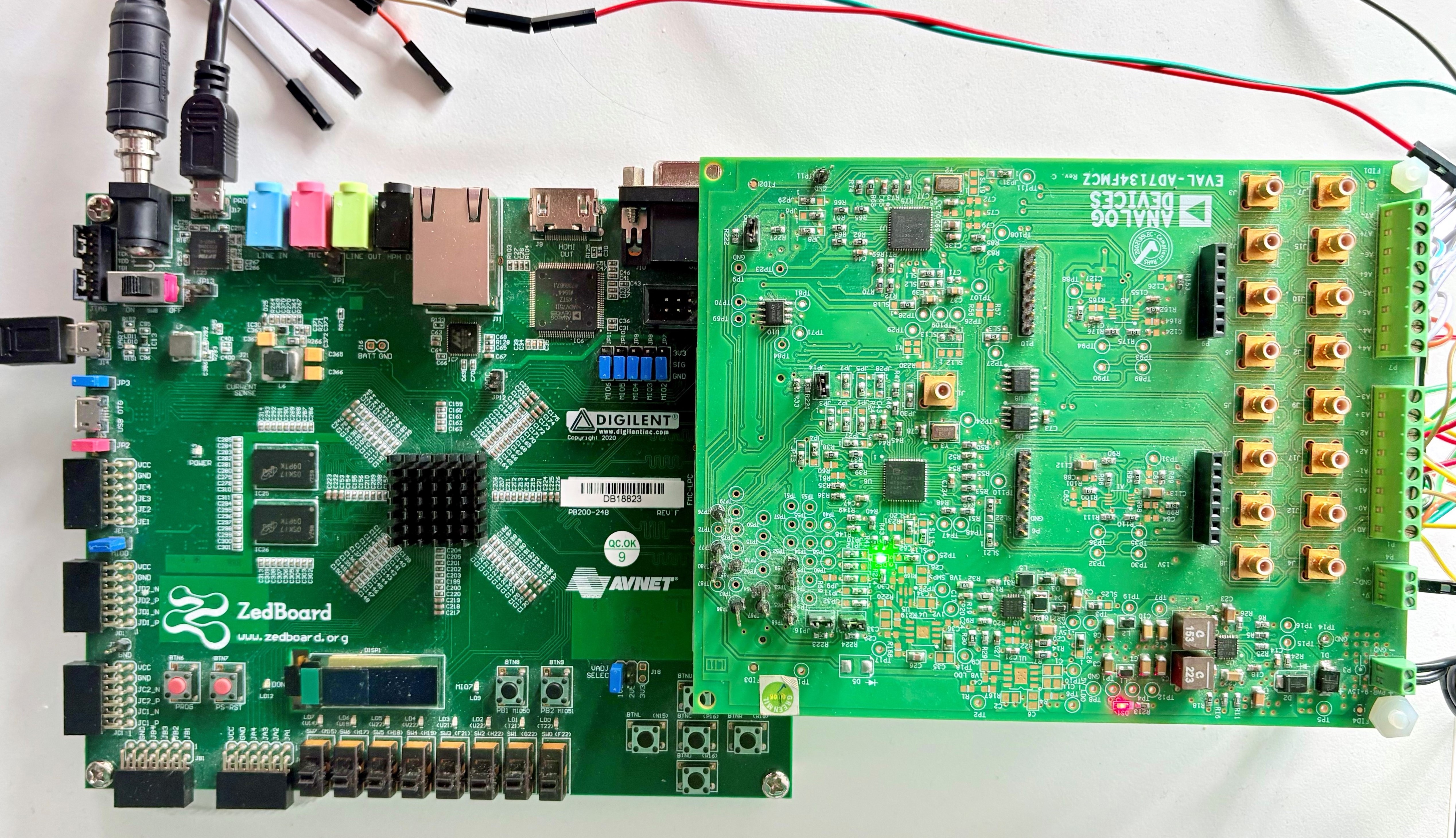 https://media.githubusercontent.com/media/trupples/adi-documentation/land_page/docs/solutions/reference-designs/eval-ad7134-fmcz/images/ad7134_hardware_setup_no_os.jpg