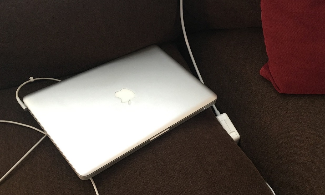 https://media.githubusercontent.com/media/trupples/adi-documentation/land_page/docs/university/active_learning/efficiency_power_loss/cozy_laptop_charger.jpg